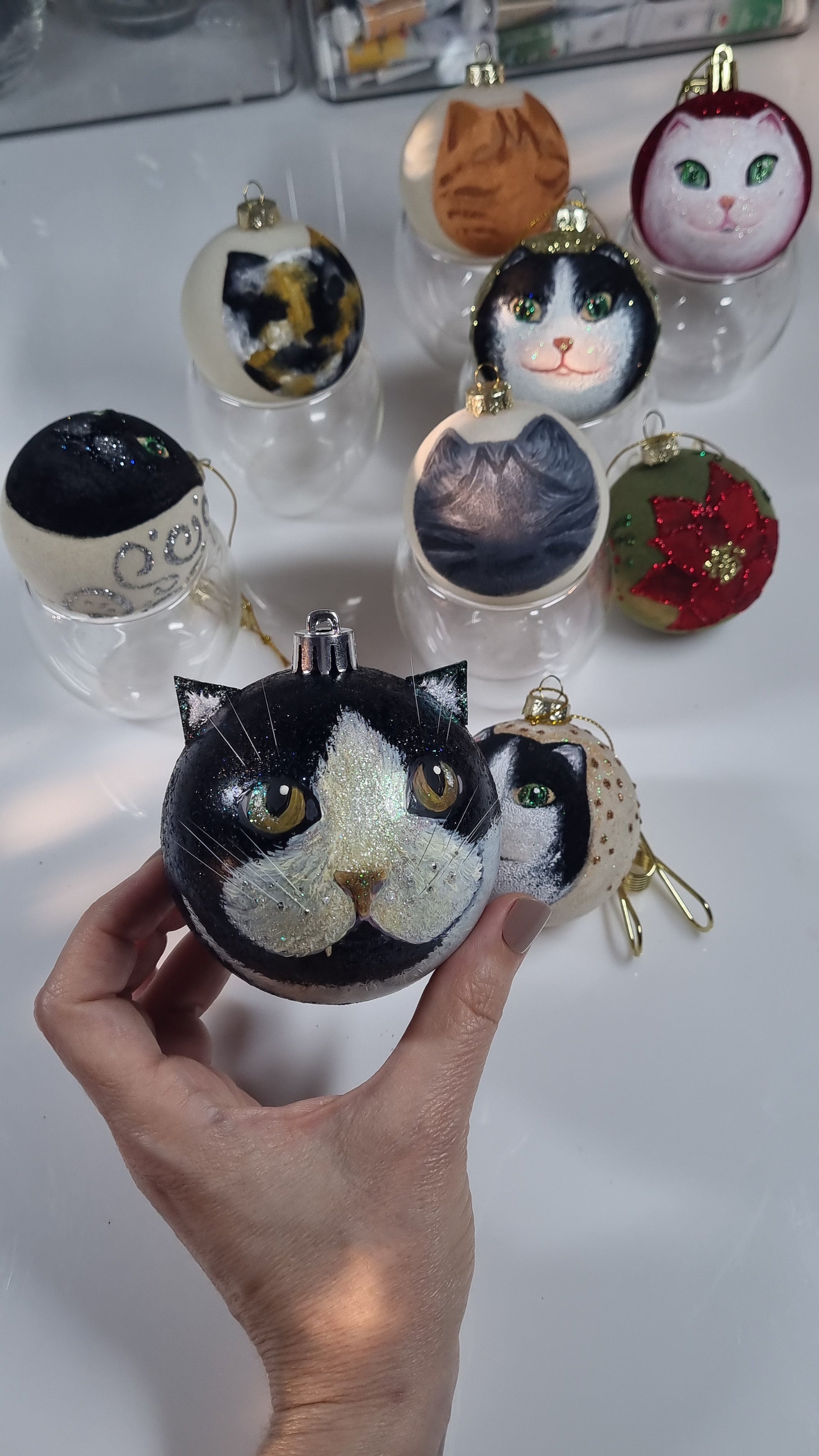 Crea un toque único en tu árbol con gatibolas pintadas a mano