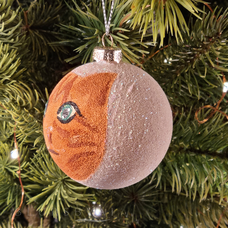Bola de Navidad pintada a mano con gato naranja (solo una disponible de cada modelo)