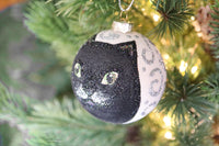 Bola de Navidad pintada a mano con gato negro y plateado (solo una disponible de cada modelo)