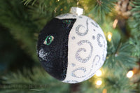 Bola de Navidad pintada a mano con gato negro y plateado (solo una disponible de cada modelo)
