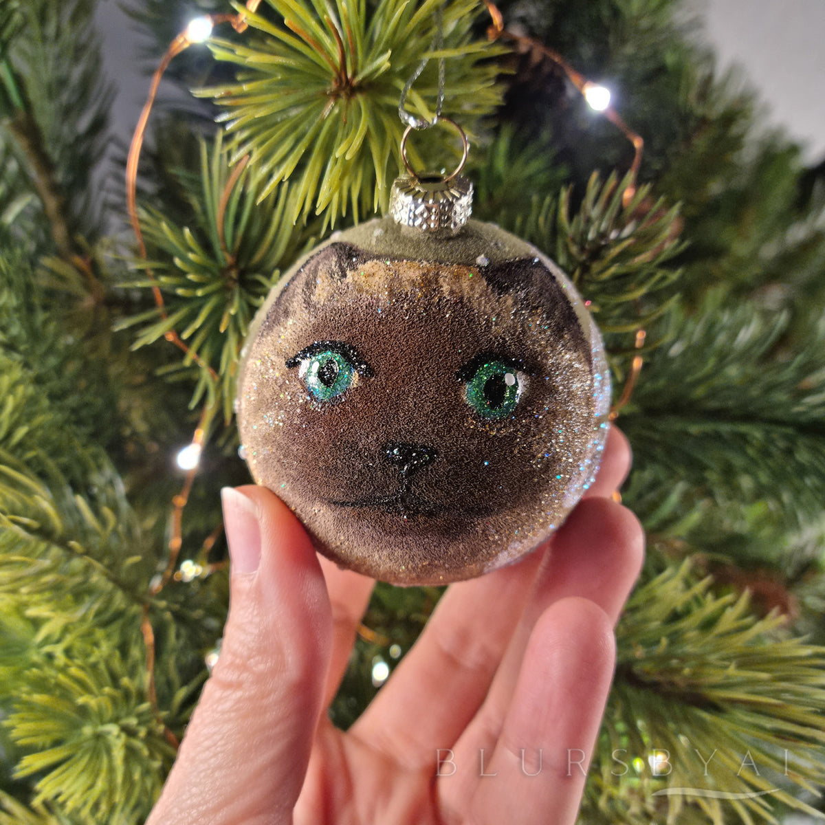 Bola de Navidad verde pintada a mano con gato siamés (solo una disponible de cada modelo)