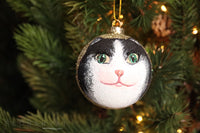 Bola de Navidad pintada a mano con gato blanco y negro cabezón (solo una disponible de cada modelo)