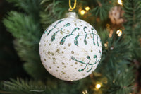 Bola de Navidad pintada a mano con gato blanco y negro cabezón (solo una disponible de cada modelo)