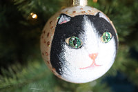 Bola de Navidad pintada a mano con gato blanco y negro (solo una disponible de cada modelo)