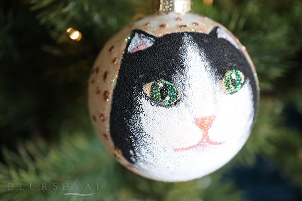 Bola de Navidad pintada a mano con gato blanco y negro (solo una disponible de cada modelo)