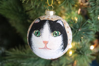 Bola de Navidad pintada a mano con gato blanco y negro (solo una disponible de cada modelo)