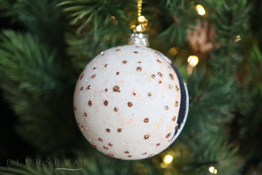 Bola de Navidad pintada a mano con gato blanco y negro (solo una disponible de cada modelo)